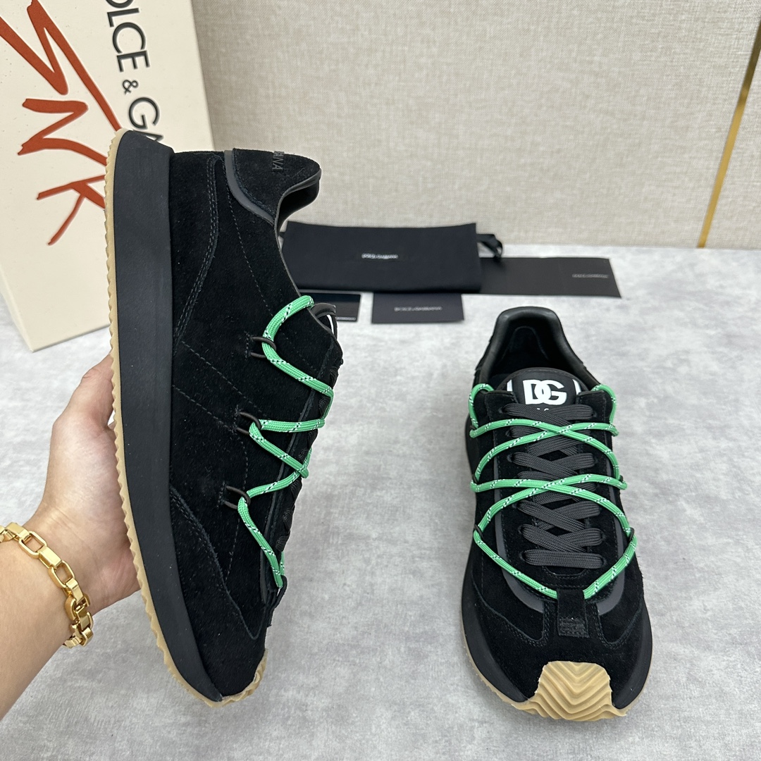 D&G Cushion Patchwork String Casual Sneaker This sneaker is handmade with geometric stringing in a variety of materials and color blocking, an innovative look at the future The new Cushion sneaker features a cowhide patchwork suede upper with the DG logo on the tongue Contrasting cowhide patchwork color blocking embellishments echoing the overall color palette Logo Tongue Original logo Cowhide Latex padded footbed Comfortable, skin-friendly, and lightweight, The grippy rubber outsole is innovatively designed for performance, while the jacquard label adds a timeless touch!  Available in multiple colors!Standard counter size: 39-44# (38.45.46🉑 customized) P¥960