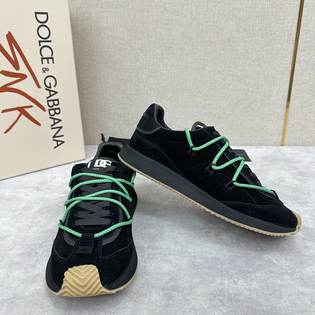 D&G Cushion Patchwork String Casual Sneaker This sneaker is handmade with geometric stringing in a variety of materials and color blocking, an innovative look at the future The new Cushion sneaker features a cowhide patchwork suede upper with the DG logo on the tongue Contrasting cowhide patchwork color blocking embellishments echoing the overall color palette Logo Tongue Original logo Cowhide Latex padded footbed Comfortable, skin-friendly, and lightweight, The grippy rubber outsole is innovatively designed for performance, while the jacquard label adds a timeless touch!  Available in multiple colors!Standard counter size: 39-44# (38.45.46🉑 customized) P¥960