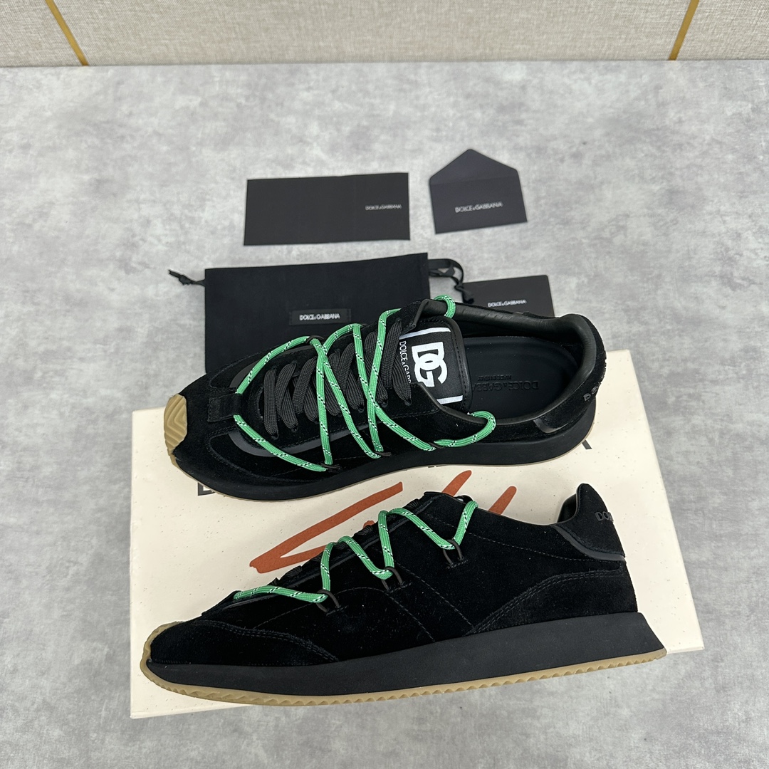 D&G Cushion Patchwork String Casual Sneaker This sneaker is handmade with geometric stringing in a variety of materials and color blocking, an innovative look at the future The new Cushion sneaker features a cowhide patchwork suede upper with the DG logo on the tongue Contrasting cowhide patchwork color blocking embellishments echoing the overall color palette Logo Tongue Original logo Cowhide Latex padded footbed Comfortable, skin-friendly, and lightweight, The grippy rubber outsole is innovatively designed for performance, while the jacquard label adds a timeless touch!  Available in multiple colors!Standard counter size: 39-44# (38.45.46🉑 customized) P¥960