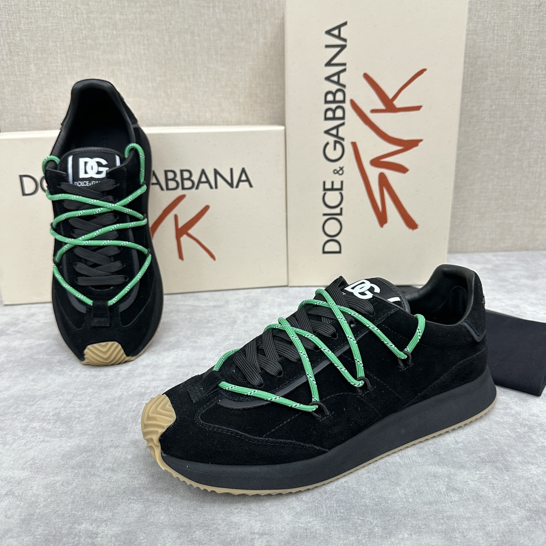 D&G Cushion Patchwork String Casual Sneaker This sneaker is handmade with geometric stringing in a variety of materials and color blocking, an innovative look at the future The new Cushion sneaker features a cowhide patchwork suede upper with the DG logo on the tongue Contrasting cowhide patchwork color blocking embellishments echoing the overall color palette Logo Tongue Original logo Cowhide Latex padded footbed Comfortable, skin-friendly, and lightweight, The grippy rubber outsole is innovatively designed for performance, while the jacquard label adds a timeless touch!  Available in multiple colors!Standard counter size: 39-44# (38.45.46🉑 customized) P¥960