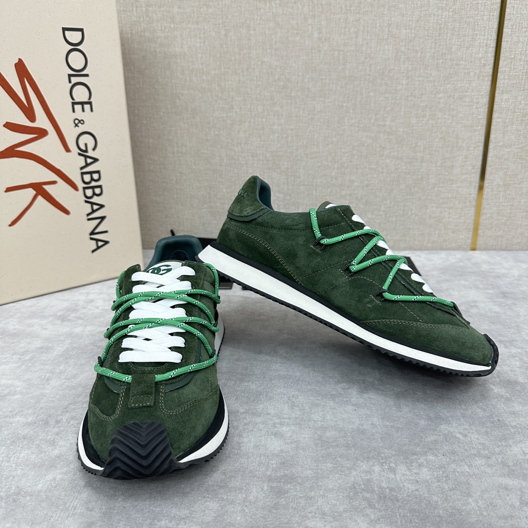 D&G Cushion Patchwork String Casual Sneaker This sneaker is handmade with geometric stringing in a variety of materials and color blocking, an innovative look at the future The new Cushion sneaker features a cowhide patchwork suede upper with the DG logo on the tongue Contrasting cowhide patchwork color blocking embellishments echoing the overall color palette Logo Tongue Original logo Cowhide Latex padded footbed Comfortable, skin-friendly, and lightweight, The grippy rubber outsole is innovatively designed for performance, while the jacquard label adds a timeless touch!  Available in multiple colors!Standard counter size: 39-44# (38.45.46🉑 customized) P¥960