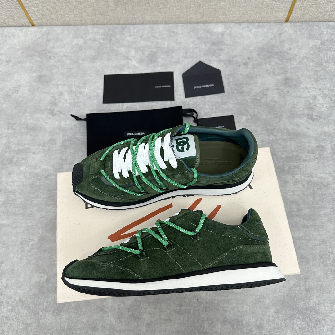 D&G Cushion Patchwork String Casual Sneaker This sneaker is handmade with geometric stringing in a variety of materials and color blocking, an innovative look at the future The new Cushion sneaker features a cowhide patchwork suede upper with the DG logo on the tongue Contrasting cowhide patchwork color blocking embellishments echoing the overall color palette Logo Tongue Original logo Cowhide Latex padded footbed Comfortable, skin-friendly, and lightweight, The grippy rubber outsole is innovatively designed for performance, while the jacquard label adds a timeless touch!  Available in multiple colors!Standard counter size: 39-44# (38.45.46🉑 customized) P¥960
