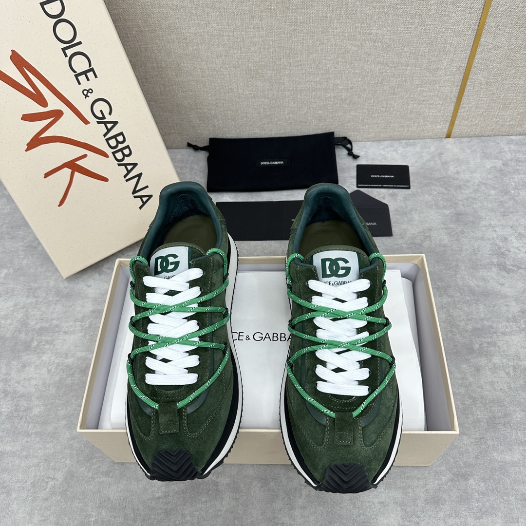D&G Cushion Patchwork String Casual Sneaker This sneaker is handmade with geometric stringing in a variety of materials and color blocking, an innovative look at the future The new Cushion sneaker features a cowhide patchwork suede upper with the DG logo on the tongue Contrasting cowhide patchwork color blocking embellishments echoing the overall color palette Logo Tongue Original logo Cowhide Latex padded footbed Comfortable, skin-friendly, and lightweight, The grippy rubber outsole is innovatively designed for performance, while the jacquard label adds a timeless touch!  Available in multiple colors!Standard counter size: 39-44# (38.45.46🉑 customized) P¥960