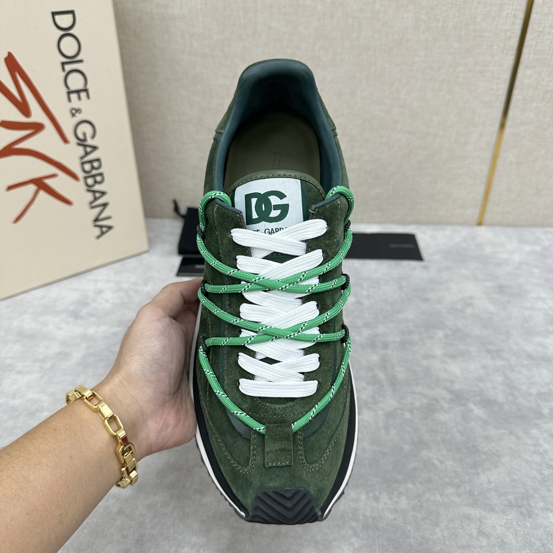 D&G Cushion Patchwork String Casual Sneaker This sneaker is handmade with geometric stringing in a variety of materials and color blocking, an innovative look at the future The new Cushion sneaker features a cowhide patchwork suede upper with the DG logo on the tongue Contrasting cowhide patchwork color blocking embellishments echoing the overall color palette Logo Tongue Original logo Cowhide Latex padded footbed Comfortable, skin-friendly, and lightweight, The grippy rubber outsole is innovatively designed for performance, while the jacquard label adds a timeless touch!  Available in multiple colors!Standard counter size: 39-44# (38.45.46🉑 customized) P¥960
