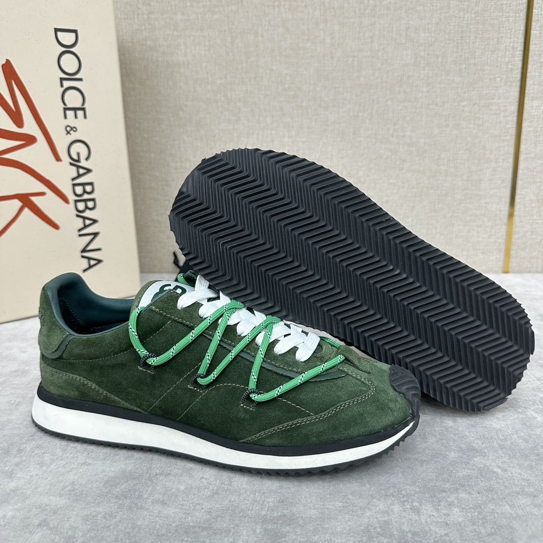 D&G Cushion Patchwork String Casual Sneaker This sneaker is handmade with geometric stringing in a variety of materials and color blocking, an innovative look at the future The new Cushion sneaker features a cowhide patchwork suede upper with the DG logo on the tongue Contrasting cowhide patchwork color blocking embellishments echoing the overall color palette Logo Tongue Original logo Cowhide Latex padded footbed Comfortable, skin-friendly, and lightweight, The grippy rubber outsole is innovatively designed for performance, while the jacquard label adds a timeless touch!  Available in multiple colors!Standard counter size: 39-44# (38.45.46🉑 customized) P¥960