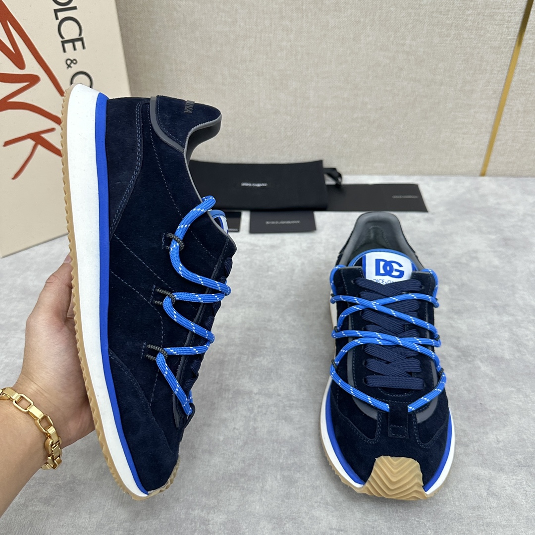 D&G Cushion Patchwork String Casual Sneaker This sneaker is handmade with geometric stringing in a variety of materials and color blocking, an innovative look at the future The new Cushion sneaker features a cowhide patchwork suede upper with the DG logo on the tongue Contrasting cowhide patchwork color blocking embellishments echoing the overall color palette Logo Tongue Original logo Cowhide Latex padded footbed Comfortable, skin-friendly, and lightweight, The grippy rubber outsole is innovatively designed for performance, while the jacquard label adds a timeless touch!  Available in multiple colors!Standard counter size: 39-44# (38.45.46🉑 customized) P¥960
