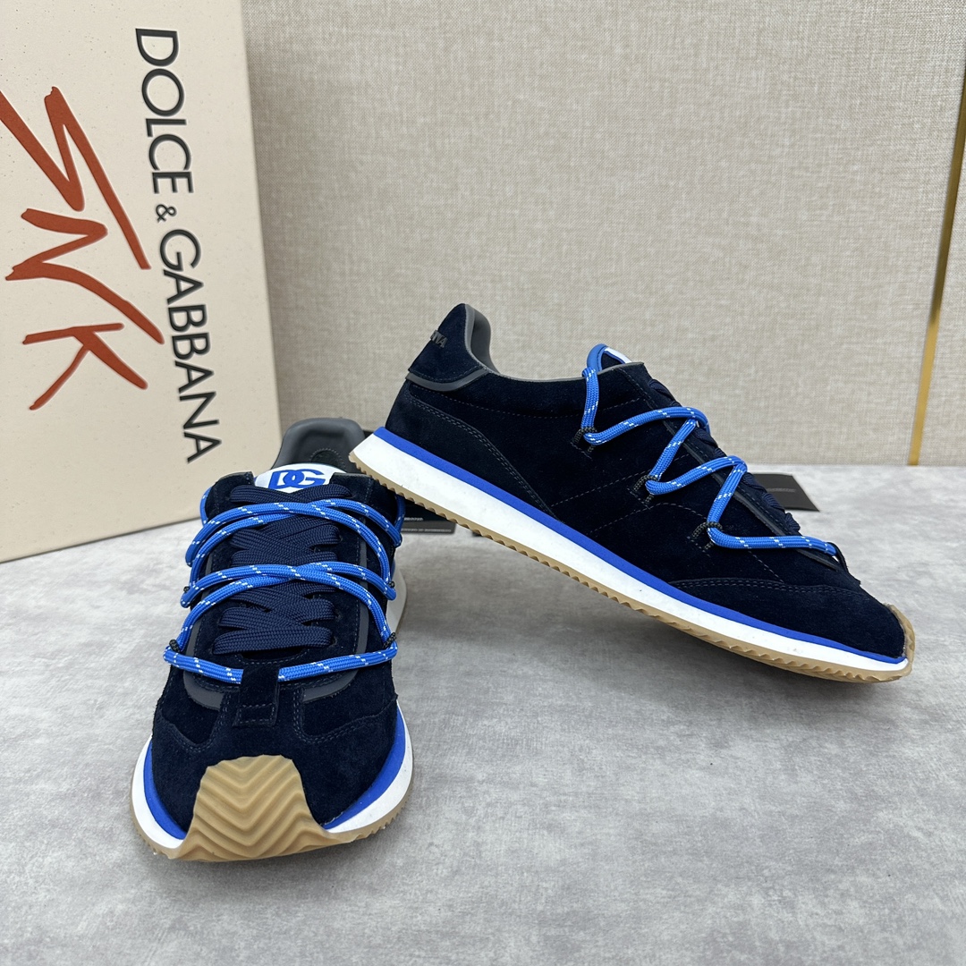 D&G Cushion Patchwork String Casual Sneaker This sneaker is handmade with geometric stringing in a variety of materials and color blocking, an innovative look at the future The new Cushion sneaker features a cowhide patchwork suede upper with the DG logo on the tongue Contrasting cowhide patchwork color blocking embellishments echoing the overall color palette Logo Tongue Original logo Cowhide Latex padded footbed Comfortable, skin-friendly, and lightweight, The grippy rubber outsole is innovatively designed for performance, while the jacquard label adds a timeless touch!  Available in multiple colors!Standard counter size: 39-44# (38.45.46🉑 customized) P¥960