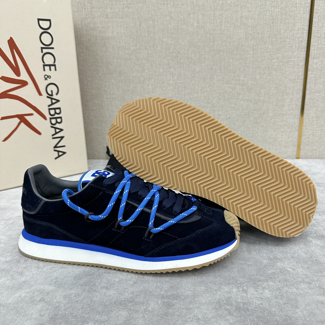 D&G Cushion Patchwork String Casual Sneaker This sneaker is handmade with geometric stringing in a variety of materials and color blocking, an innovative look at the future The new Cushion sneaker features a cowhide patchwork suede upper with the DG logo on the tongue Contrasting cowhide patchwork color blocking embellishments echoing the overall color palette Logo Tongue Original logo Cowhide Latex padded footbed Comfortable, skin-friendly, and lightweight, The grippy rubber outsole is innovatively designed for performance, while the jacquard label adds a timeless touch!  Available in multiple colors!Standard counter size: 39-44# (38.45.46🉑 customized) P¥960