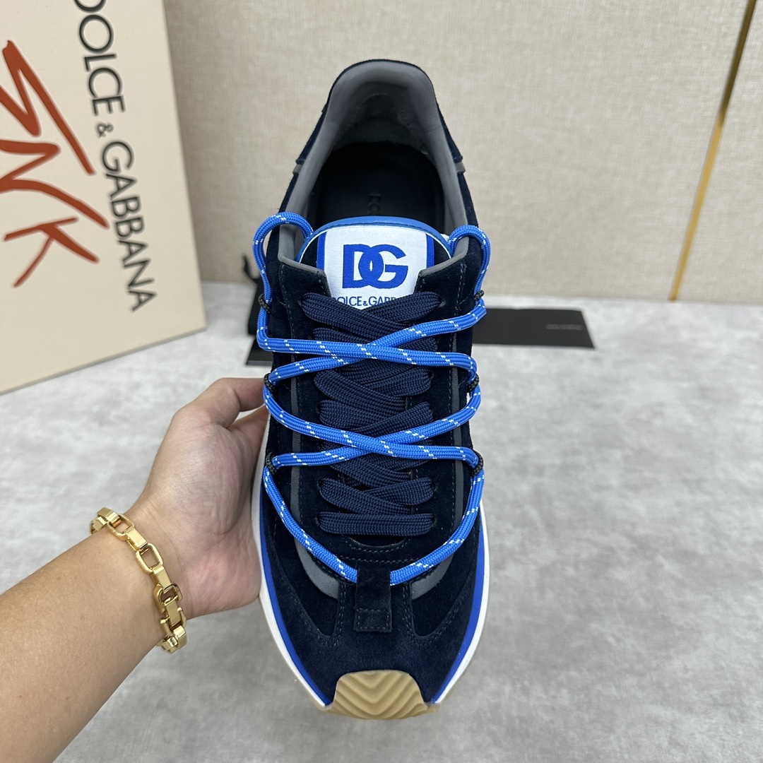 D&G Cushion Patchwork String Casual Sneaker This sneaker is handmade with geometric stringing in a variety of materials and color blocking, an innovative look at the future The new Cushion sneaker features a cowhide patchwork suede upper with the DG logo on the tongue Contrasting cowhide patchwork color blocking embellishments echoing the overall color palette Logo Tongue Original logo Cowhide Latex padded footbed Comfortable, skin-friendly, and lightweight, The grippy rubber outsole is innovatively designed for performance, while the jacquard label adds a timeless touch!  Available in multiple colors!Standard counter size: 39-44# (38.45.46🉑 customized) P¥960