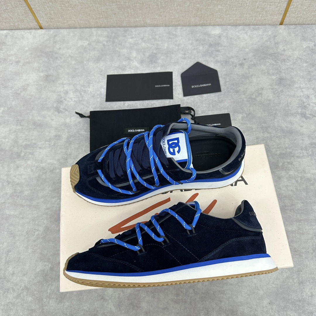 D&G Cushion Patchwork String Casual Sneaker This sneaker is handmade with geometric stringing in a variety of materials and color blocking, an innovative look at the future The new Cushion sneaker features a cowhide patchwork suede upper with the DG logo on the tongue Contrasting cowhide patchwork color blocking embellishments echoing the overall color palette Logo Tongue Original logo Cowhide Latex padded footbed Comfortable, skin-friendly, and lightweight, The grippy rubber outsole is innovatively designed for performance, while the jacquard label adds a timeless touch!  Available in multiple colors!Standard counter size: 39-44# (38.45.46🉑 customized) P¥960