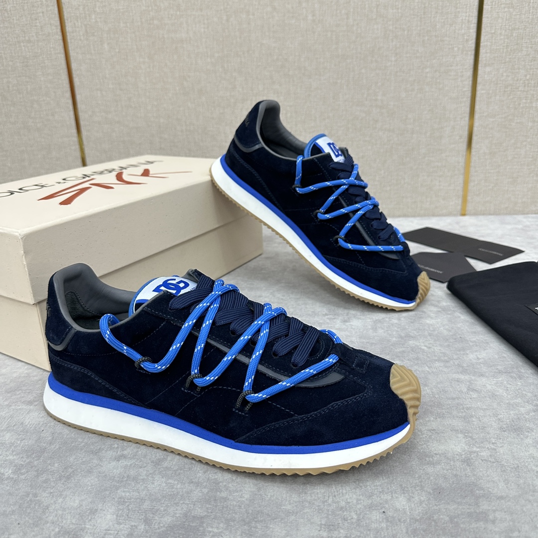 D&G Cushion Patchwork String Casual Sneaker This sneaker is handmade with geometric stringing in a variety of materials and color blocking, an innovative look at the future The new Cushion sneaker features a cowhide patchwork suede upper with the DG logo on the tongue Contrasting cowhide patchwork color blocking embellishments echoing the overall color palette Logo Tongue Original logo Cowhide Latex padded footbed Comfortable, skin-friendly, and lightweight, The grippy rubber outsole is innovatively designed for performance, while the jacquard label adds a timeless touch!  Available in multiple colors!Standard counter size: 39-44# (38.45.46🉑 customized) P¥960