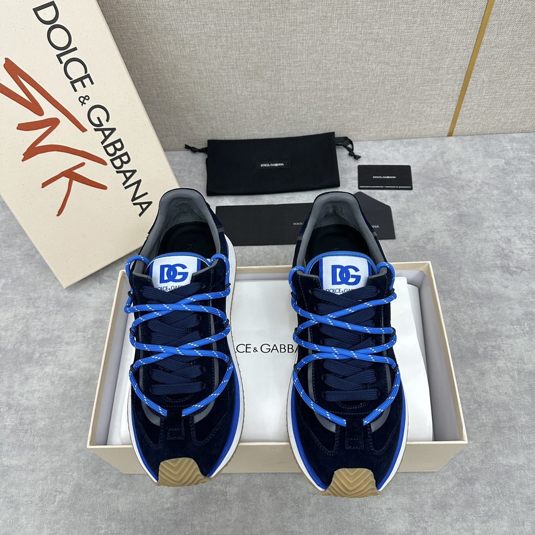 D&G Cushion Patchwork String Casual Sneaker This sneaker is handmade with geometric stringing in a variety of materials and color blocking, an innovative look at the future The new Cushion sneaker features a cowhide patchwork suede upper with the DG logo on the tongue Contrasting cowhide patchwork color blocking embellishments echoing the overall color palette Logo Tongue Original logo Cowhide Latex padded footbed Comfortable, skin-friendly, and lightweight, The grippy rubber outsole is innovatively designed for performance, while the jacquard label adds a timeless touch!  Available in multiple colors!Standard counter size: 39-44# (38.45.46🉑 customized) P¥960