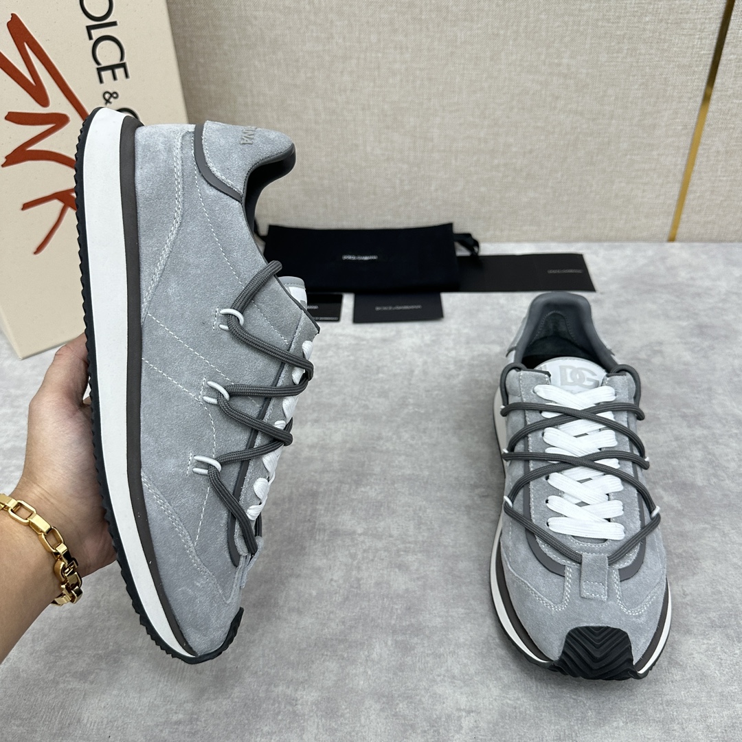 D&G Cushion Patchwork String Casual Sneaker This sneaker is handmade with geometric stringing in a variety of materials and color blocking, an innovative look at the future The new Cushion sneaker features a cowhide patchwork suede upper with the DG logo on the tongue Contrasting cowhide patchwork color blocking embellishments echoing the overall color palette Logo Tongue Original logo Cowhide Latex padded footbed Comfortable, skin-friendly, and lightweight, The grippy rubber outsole is innovatively designed for performance, while the jacquard label adds a timeless touch!  Available in multiple colors!Standard counter size: 39-44# (38.45.46🉑 customized) P¥960