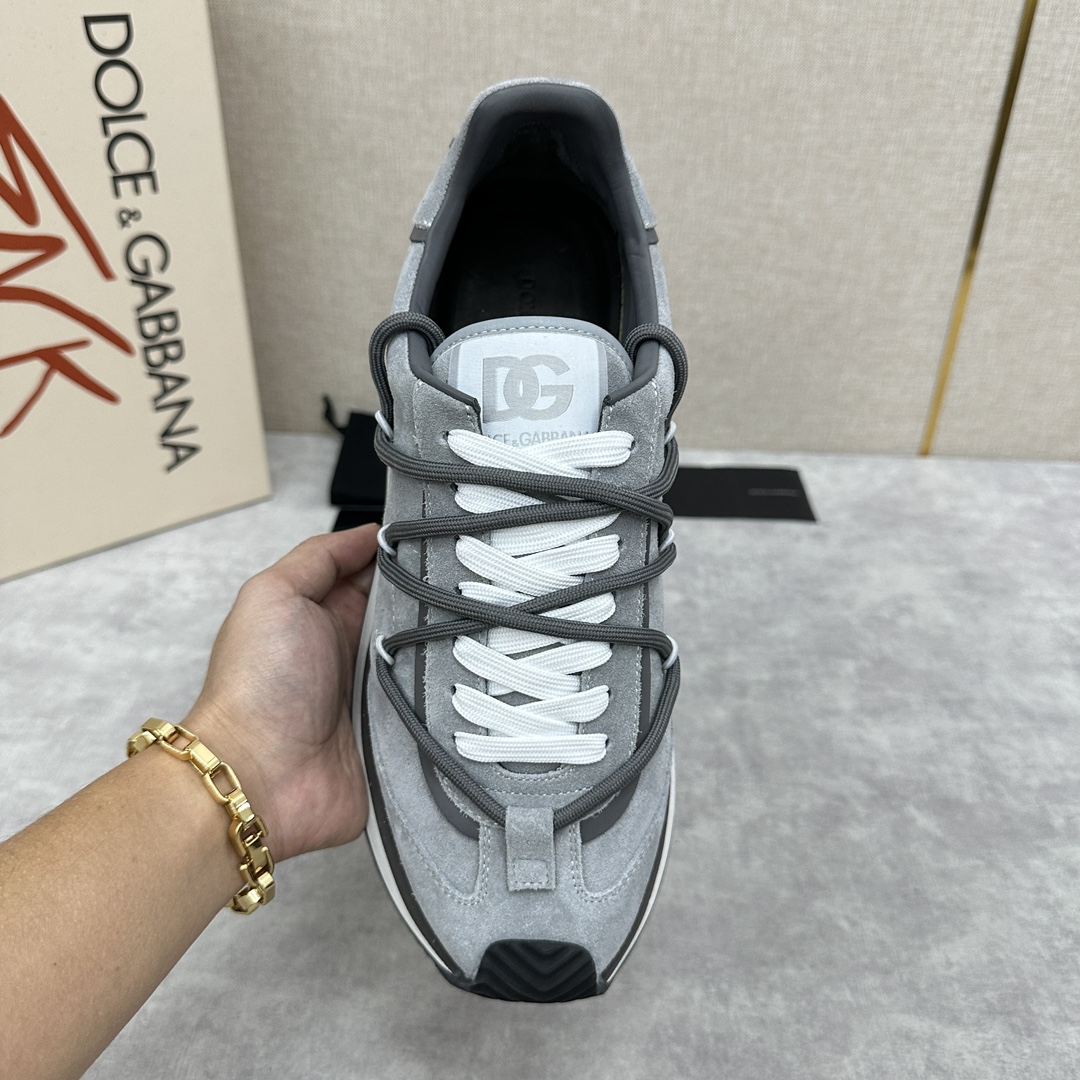 D&G Cushion Patchwork String Casual Sneaker This sneaker is handmade with geometric stringing in a variety of materials and color blocking, an innovative look at the future The new Cushion sneaker features a cowhide patchwork suede upper with the DG logo on the tongue Contrasting cowhide patchwork color blocking embellishments echoing the overall color palette Logo Tongue Original logo Cowhide Latex padded footbed Comfortable, skin-friendly, and lightweight, The grippy rubber outsole is innovatively designed for performance, while the jacquard label adds a timeless touch!  Available in multiple colors!Standard counter size: 39-44# (38.45.46🉑 customized) P¥960