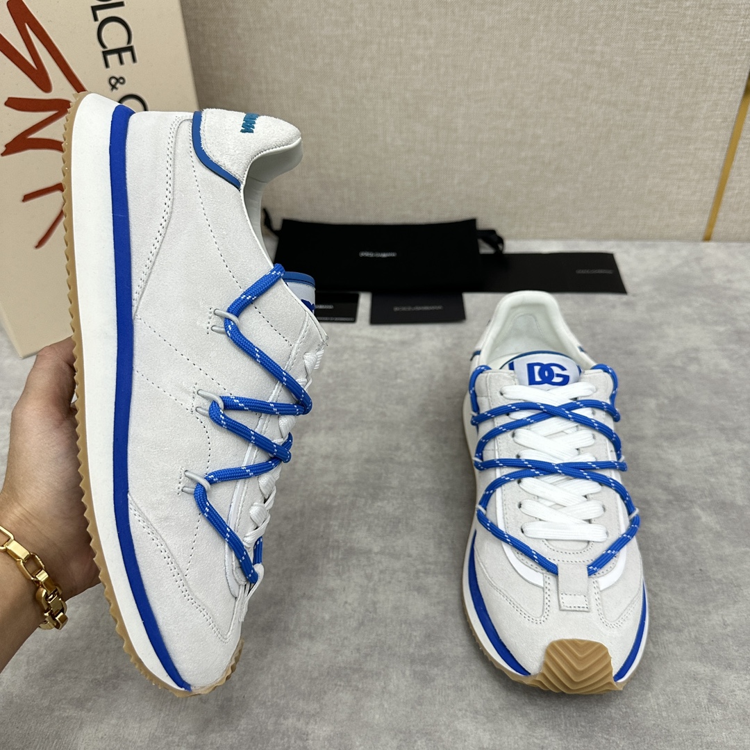 D&G Cushion Patchwork String Casual Sneaker This sneaker is handmade with geometric stringing in a variety of materials and color blocking, an innovative look at the future The new Cushion sneaker features a cowhide patchwork suede upper with the DG logo on the tongue Contrasting cowhide patchwork color blocking embellishments echoing the overall color palette Logo Tongue Original logo Cowhide Latex padded footbed Comfortable, skin-friendly, and lightweight, The grippy rubber outsole is innovatively designed for performance, while the jacquard label adds a timeless touch!  Available in multiple colors!Standard counter size: 39-44# (38.45.46🉑 customized) P¥960