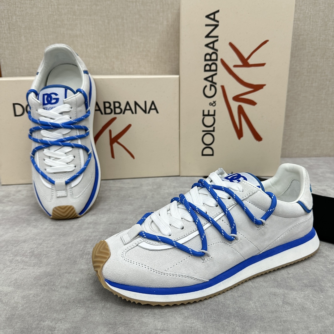 D&G Cushion Patchwork String Casual Sneaker This sneaker is handmade with geometric stringing in a variety of materials and color blocking, an innovative look at the future The new Cushion sneaker features a cowhide patchwork suede upper with the DG logo on the tongue Contrasting cowhide patchwork color blocking embellishments echoing the overall color palette Logo Tongue Original logo Cowhide Latex padded footbed Comfortable, skin-friendly, and lightweight, The grippy rubber outsole is innovatively designed for performance, while the jacquard label adds a timeless touch!  Available in multiple colors!Standard counter size: 39-44# (38.45.46🉑 customized) P¥960