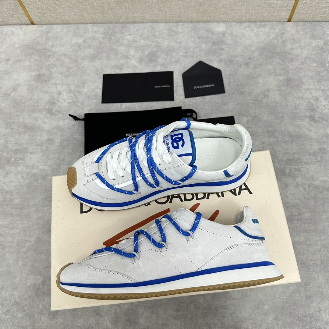 D&G Cushion Patchwork String Casual Sneaker This sneaker is handmade with geometric stringing in a variety of materials and color blocking, an innovative look at the future The new Cushion sneaker features a cowhide patchwork suede upper with the DG logo on the tongue Contrasting cowhide patchwork color blocking embellishments echoing the overall color palette Logo Tongue Original logo Cowhide Latex padded footbed Comfortable, skin-friendly, and lightweight, The grippy rubber outsole is innovatively designed for performance, while the jacquard label adds a timeless touch!  Available in multiple colors!Standard counter size: 39-44# (38.45.46🉑 customized) P¥960