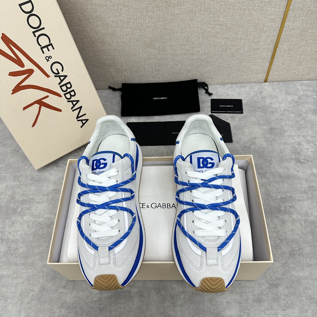 D&G Cushion Patchwork String Casual Sneaker This sneaker is handmade with geometric stringing in a variety of materials and color blocking, an innovative look at the future The new Cushion sneaker features a cowhide patchwork suede upper with the DG logo on the tongue Contrasting cowhide patchwork color blocking embellishments echoing the overall color palette Logo Tongue Original logo Cowhide Latex padded footbed Comfortable, skin-friendly, and lightweight, The grippy rubber outsole is innovatively designed for performance, while the jacquard label adds a timeless touch!  Available in multiple colors!Standard counter size: 39-44# (38.45.46🉑 customized) P¥960