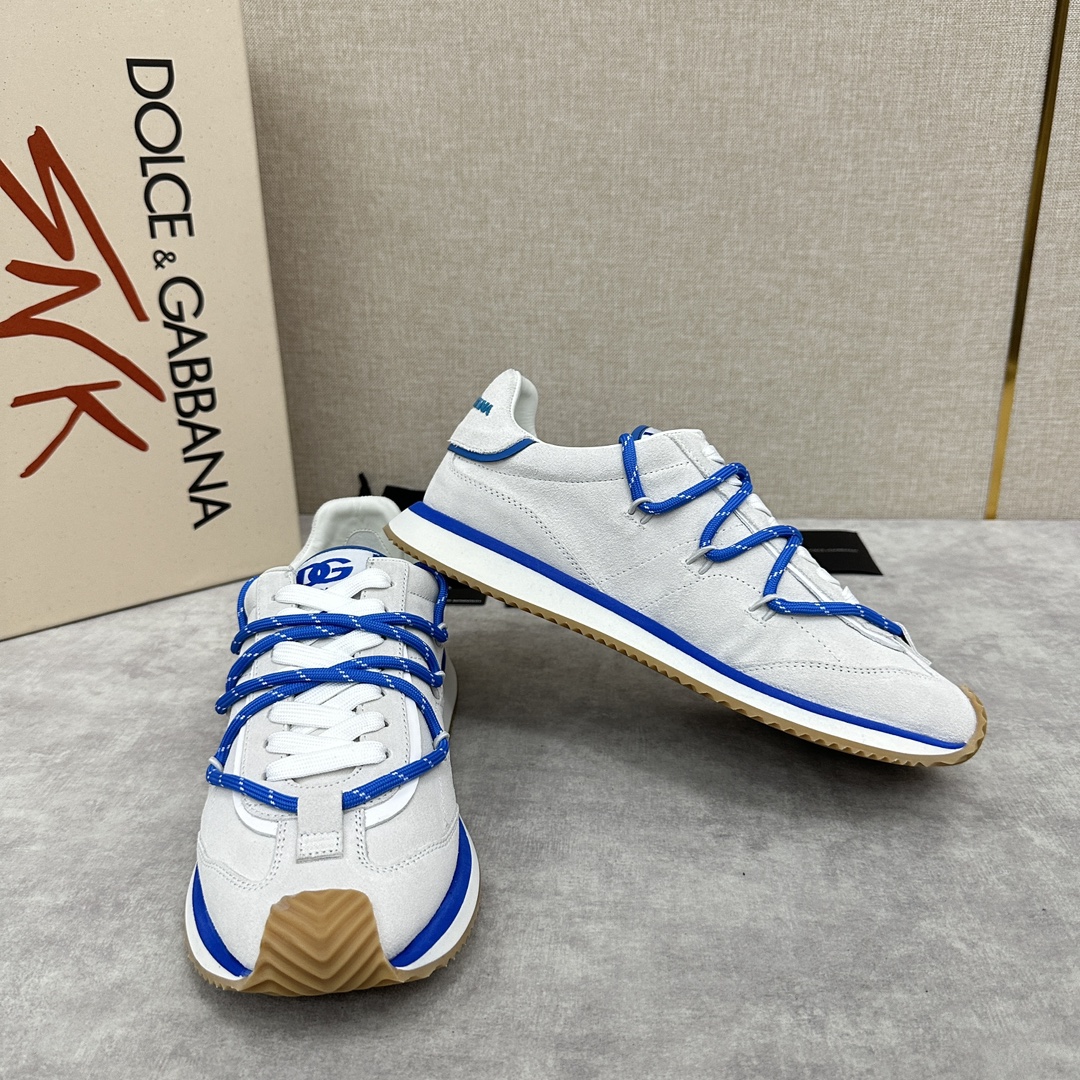 D&G Cushion Patchwork String Casual Sneaker This sneaker is handmade with geometric stringing in a variety of materials and color blocking, an innovative look at the future The new Cushion sneaker features a cowhide patchwork suede upper with the DG logo on the tongue Contrasting cowhide patchwork color blocking embellishments echoing the overall color palette Logo Tongue Original logo Cowhide Latex padded footbed Comfortable, skin-friendly, and lightweight, The grippy rubber outsole is innovatively designed for performance, while the jacquard label adds a timeless touch!  Available in multiple colors!Standard counter size: 39-44# (38.45.46🉑 customized) P¥960
