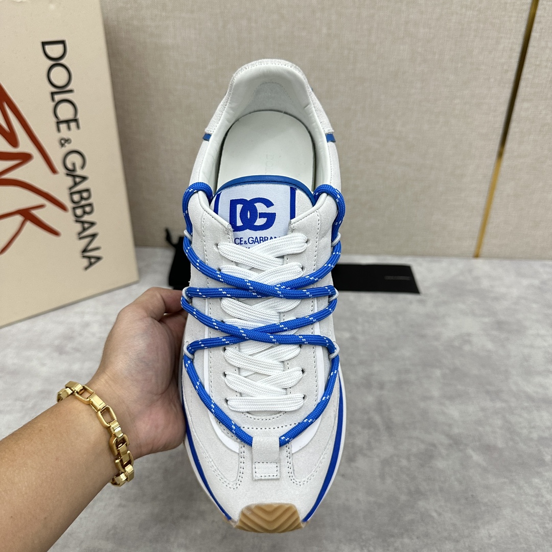 D&G Cushion Patchwork String Casual Sneaker This sneaker is handmade with geometric stringing in a variety of materials and color blocking, an innovative look at the future The new Cushion sneaker features a cowhide patchwork suede upper with the DG logo on the tongue Contrasting cowhide patchwork color blocking embellishments echoing the overall color palette Logo Tongue Original logo Cowhide Latex padded footbed Comfortable, skin-friendly, and lightweight, The grippy rubber outsole is innovatively designed for performance, while the jacquard label adds a timeless touch!  Available in multiple colors!Standard counter size: 39-44# (38.45.46🉑 customized) P¥960