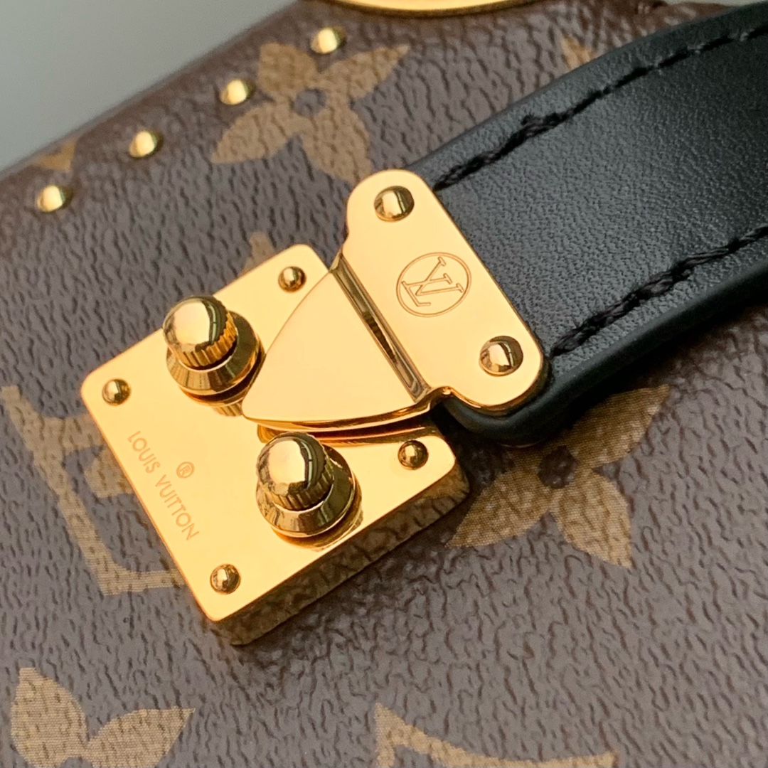 P1900 LV M13147The Slim Trunk bag was an elegant addition to the classic Trunk bag collection at the Cruise 2025 show, with a subtle blend of Monclerogram canvas, Monclerogram Reverse canvas and smooth cowhide leather trimmings that highlight Nicolas Ghesquière's signature brushstrokes, S-lock closures, and metal studs that pay homage to the longstanding tradition of the Trunk collection. and metal rivets pay homage to the long tradition of the Trunk collection.12 x 4 x 23 cm(H x W x L)
