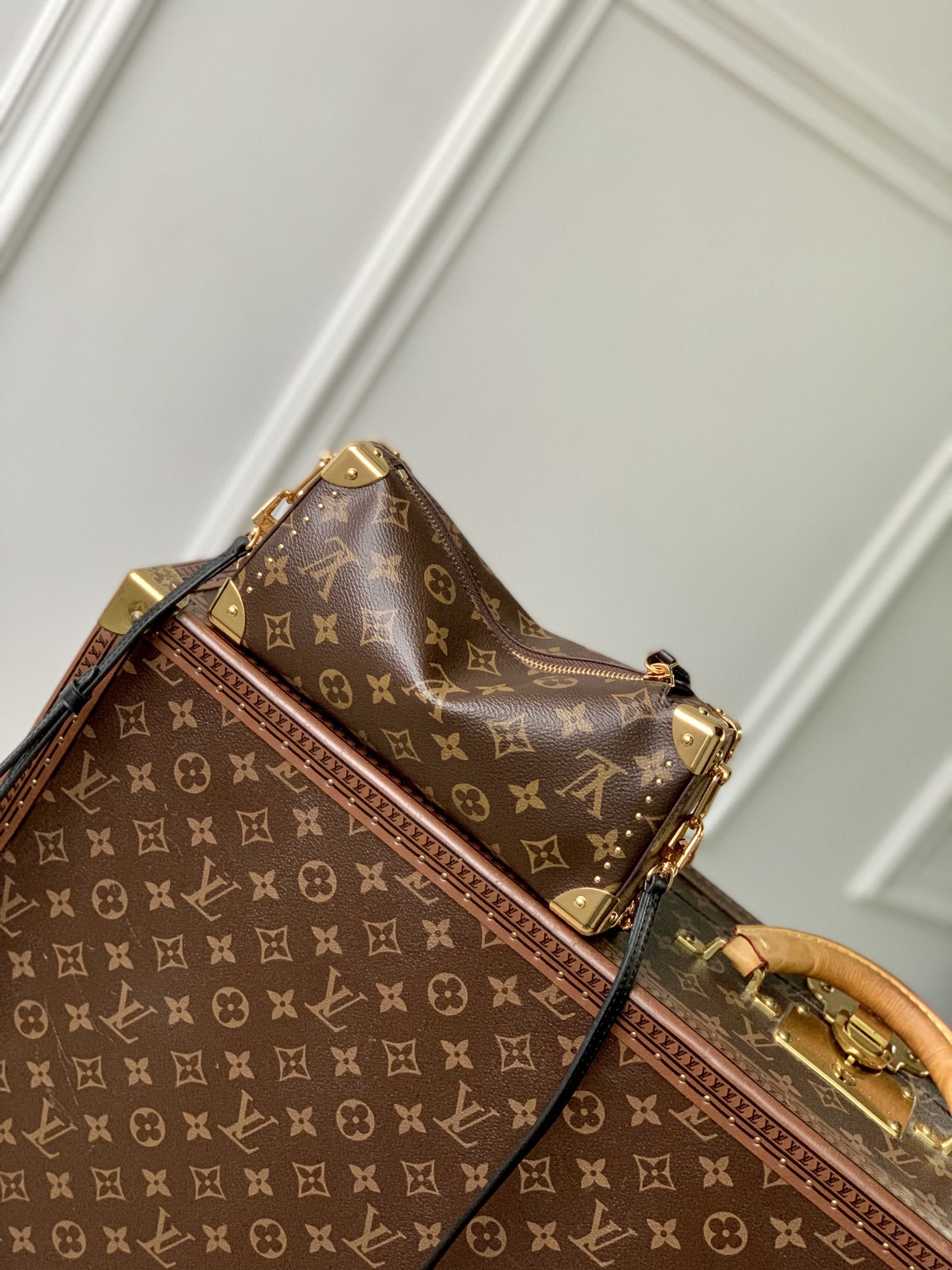 P1900 LV M13147The Slim Trunk bag was an elegant addition to the classic Trunk bag collection at the Cruise 2025 show, with a subtle blend of Monclerogram canvas, Monclerogram Reverse canvas and smooth cowhide leather trimmings that highlight Nicolas Ghesquière's signature brushstrokes, S-lock closures, and metal studs that pay homage to the longstanding tradition of the Trunk collection. and metal rivets pay homage to the long tradition of the Trunk collection.12 x 4 x 23 cm(H x W x L)
