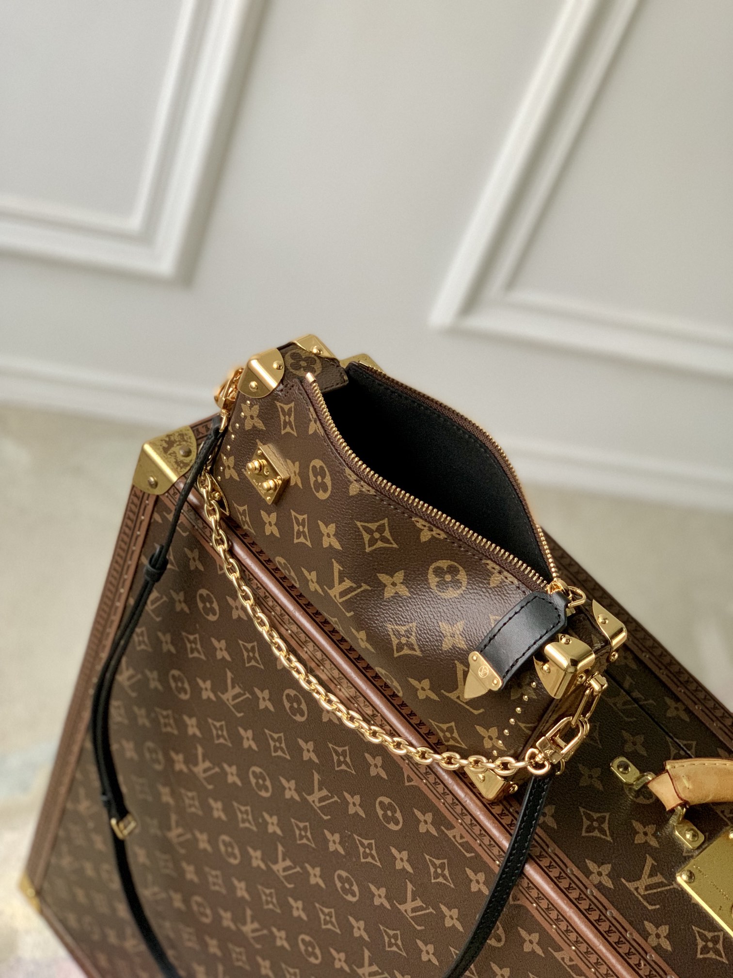 P1900 LV M13147The Slim Trunk bag was an elegant addition to the classic Trunk bag collection at the Cruise 2025 show, with a subtle blend of Monclerogram canvas, Monclerogram Reverse canvas and smooth cowhide leather trimmings that highlight Nicolas Ghesquière's signature brushstrokes, S-lock closures, and metal studs that pay homage to the longstanding tradition of the Trunk collection. and metal rivets pay homage to the long tradition of the Trunk collection.12 x 4 x 23 cm(H x W x L)