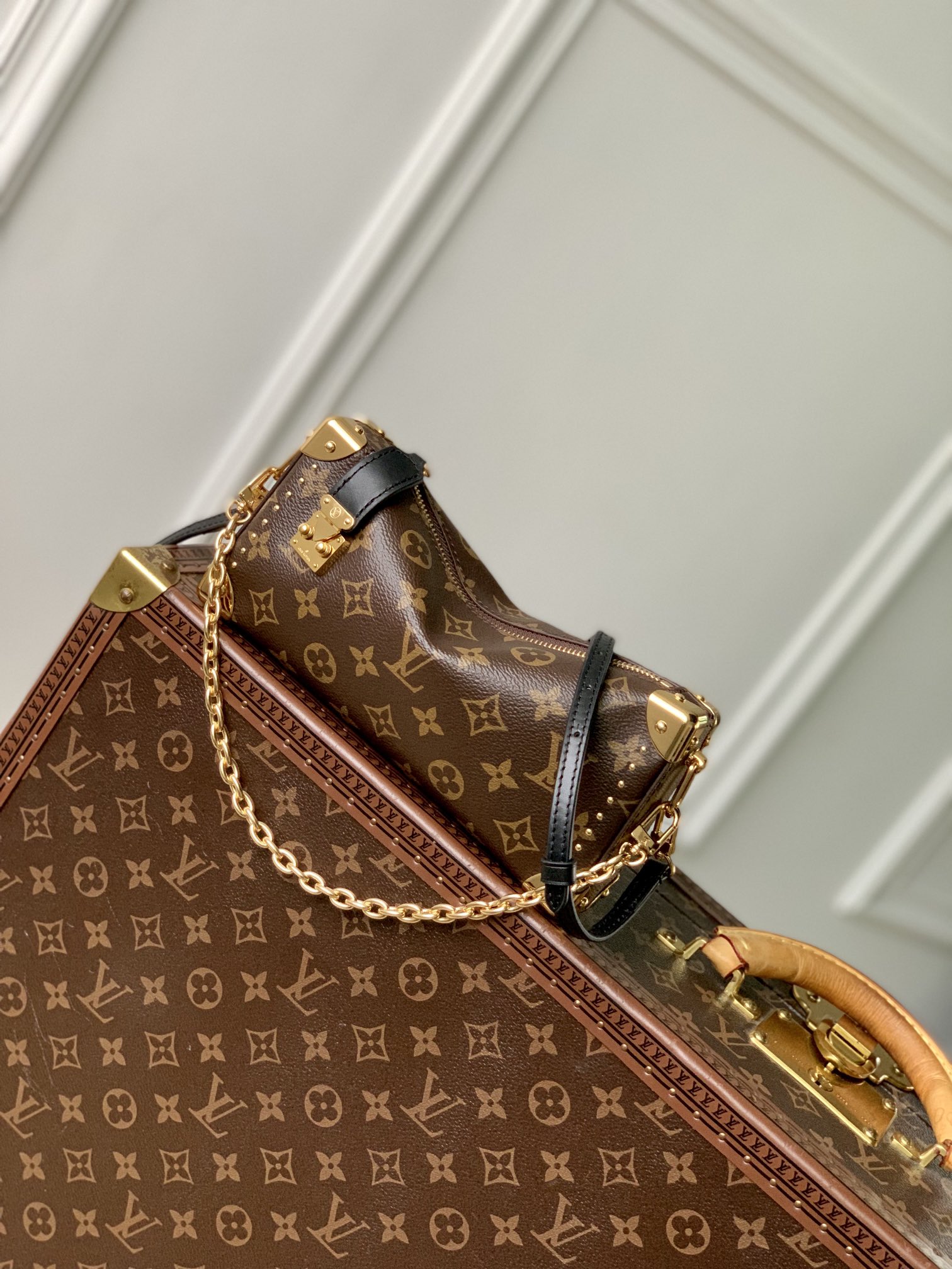 P1900 LV M13147The Slim Trunk bag was an elegant addition to the classic Trunk bag collection at the Cruise 2025 show, with a subtle blend of Monclerogram canvas, Monclerogram Reverse canvas and smooth cowhide leather trimmings that highlight Nicolas Ghesquière's signature brushstrokes, S-lock closures, and metal studs that pay homage to the longstanding tradition of the Trunk collection. and metal rivets pay homage to the long tradition of the Trunk collection.12 x 4 x 23 cm(H x W x L)