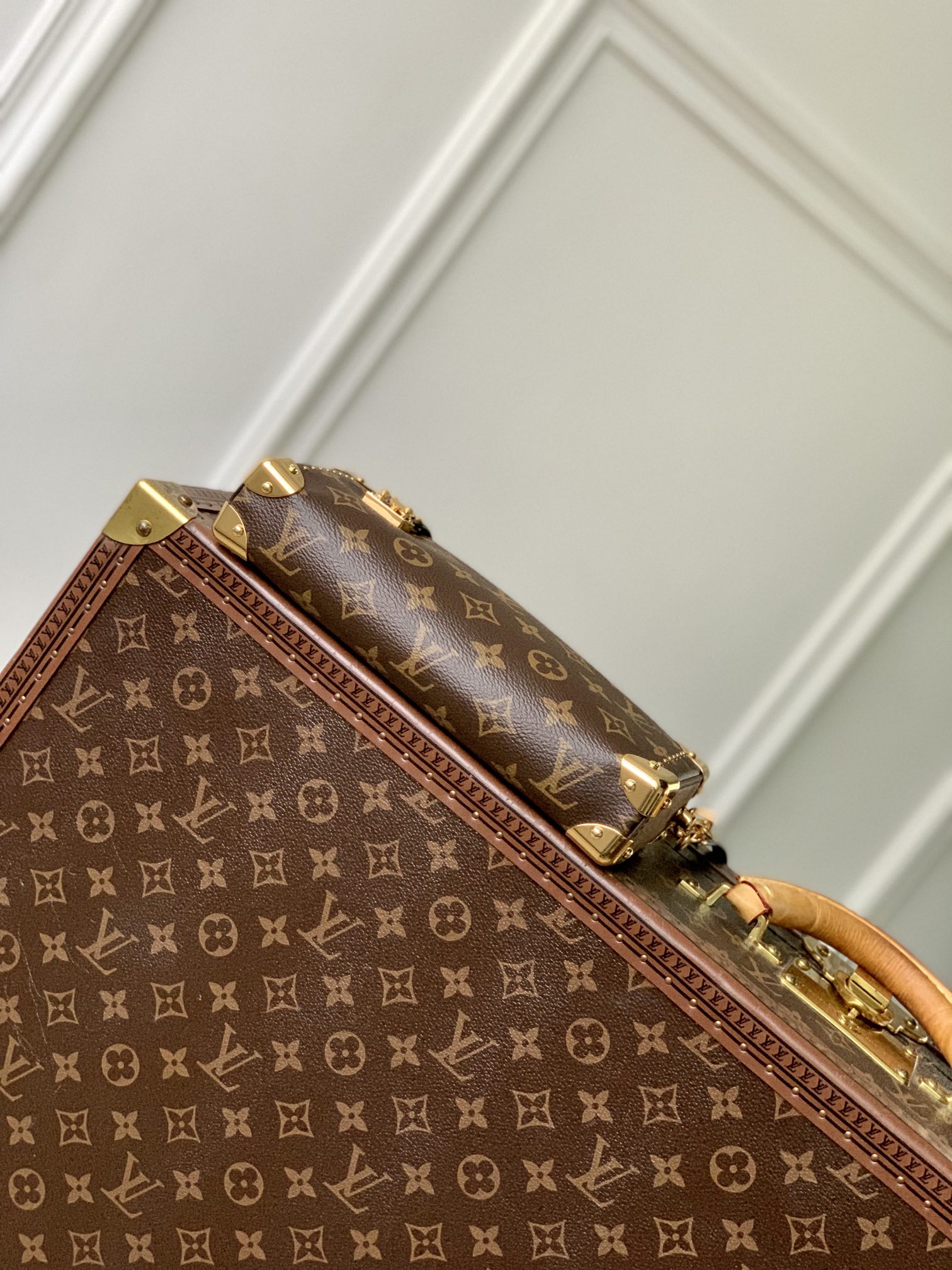 P1900 LV M13147The Slim Trunk bag was an elegant addition to the classic Trunk bag collection at the Cruise 2025 show, with a subtle blend of Monclerogram canvas, Monclerogram Reverse canvas and smooth cowhide leather trimmings that highlight Nicolas Ghesquière's signature brushstrokes, S-lock closures, and metal studs that pay homage to the longstanding tradition of the Trunk collection. and metal rivets pay homage to the long tradition of the Trunk collection.12 x 4 x 23 cm(H x W x L)