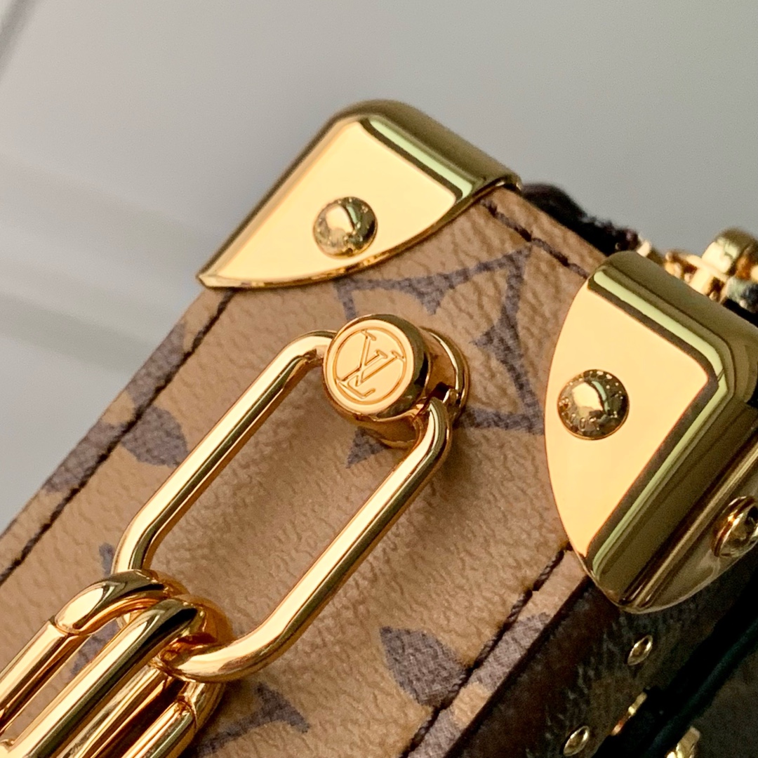 P1900 LV M13147The Slim Trunk bag was an elegant addition to the classic Trunk bag collection at the Cruise 2025 show, with a subtle blend of Monclerogram canvas, Monclerogram Reverse canvas and smooth cowhide leather trimmings that highlight Nicolas Ghesquière's signature brushstrokes, S-lock closures, and metal studs that pay homage to the longstanding tradition of the Trunk collection. and metal rivets pay homage to the long tradition of the Trunk collection.12 x 4 x 23 cm(H x W x L)