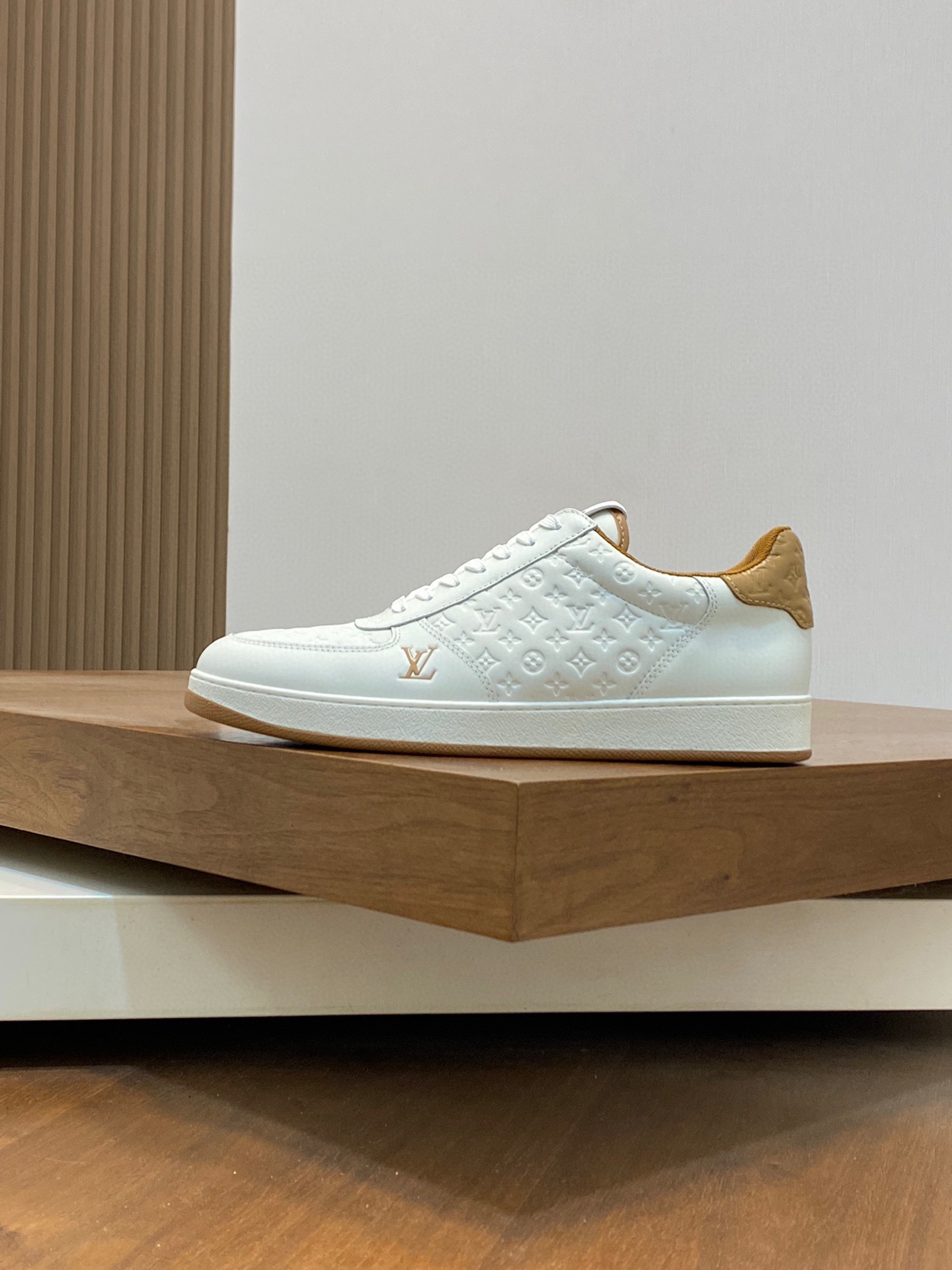 P800 LV -Upper: Napa calf leather, high frequency brand logo -Lining: high elasticity canvas cloth Pi breathable mesh cushion foot -Outsole: comfortable 🌲 TPU 🌲 molding outsole -Ultra-high quality control -Fine workmanship: highlights (high end - nobility - grade) -Size : 38-44 (45 can be customized) -High imitation bags