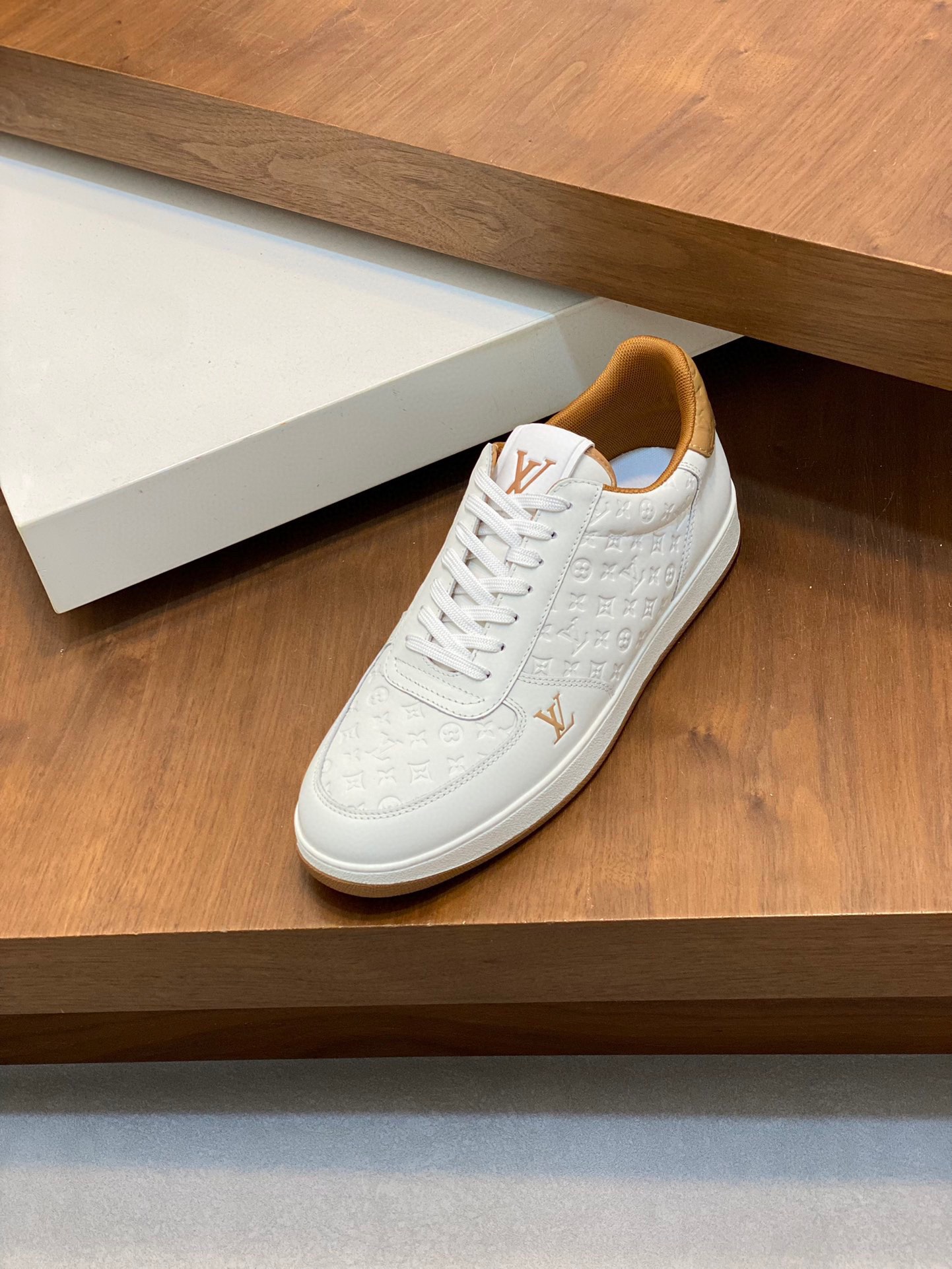 P800 LV -Upper: Napa calf leather, high frequency brand logo -Lining: high elasticity canvas cloth Pi breathable mesh cushion foot -Outsole: comfortable 🌲 TPU 🌲 molding outsole -Ultra-high quality control -Fine workmanship: highlights (high end - nobility - grade) -Size : 38-44 (45 can be customized) -High imitation bags