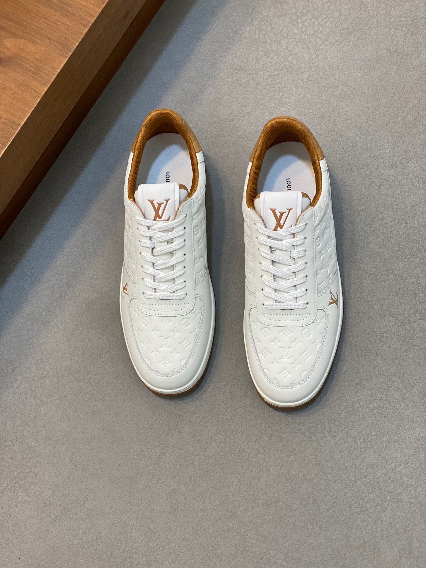 P800 LV -Upper: Napa calf leather, high frequency brand logo -Lining: high elasticity canvas cloth Pi breathable mesh cushion foot -Outsole: comfortable 🌲 TPU 🌲 molding outsole -Ultra-high quality control -Fine workmanship: highlights (high end - nobility - grade) -Size : 38-44 (45 can be customized) -High imitation bags