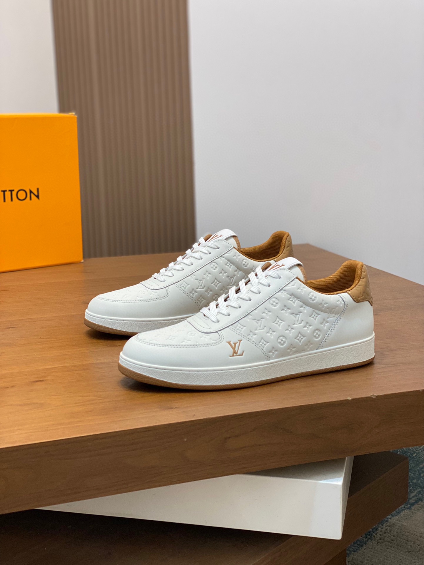 P800 LV -Upper: Napa calf leather, high frequency brand logo -Lining: high elasticity canvas cloth Pi breathable mesh cushion foot -Outsole: comfortable 🌲 TPU 🌲 molding outsole -Ultra-high quality control -Fine workmanship: highlights (high end - nobility - grade) -Size : 38-44 (45 can be customized) -High imitation bags