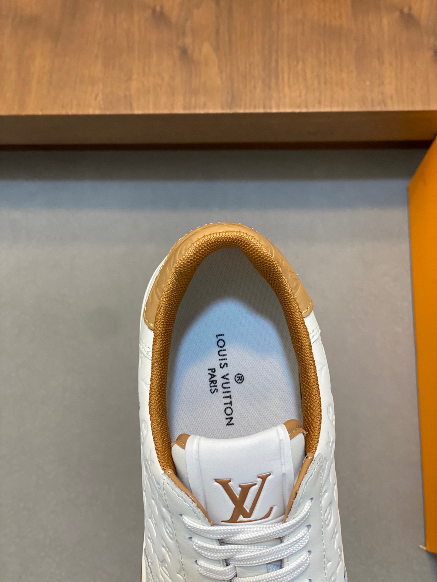 P800 LV -Upper: Napa calf leather, high frequency brand logo -Lining: high elasticity canvas cloth Pi breathable mesh cushion foot -Outsole: comfortable 🌲 TPU 🌲 molding outsole -Ultra-high quality control -Fine workmanship: highlights (high end - nobility - grade) -Size : 38-44 (45 can be customized) -High imitation bags