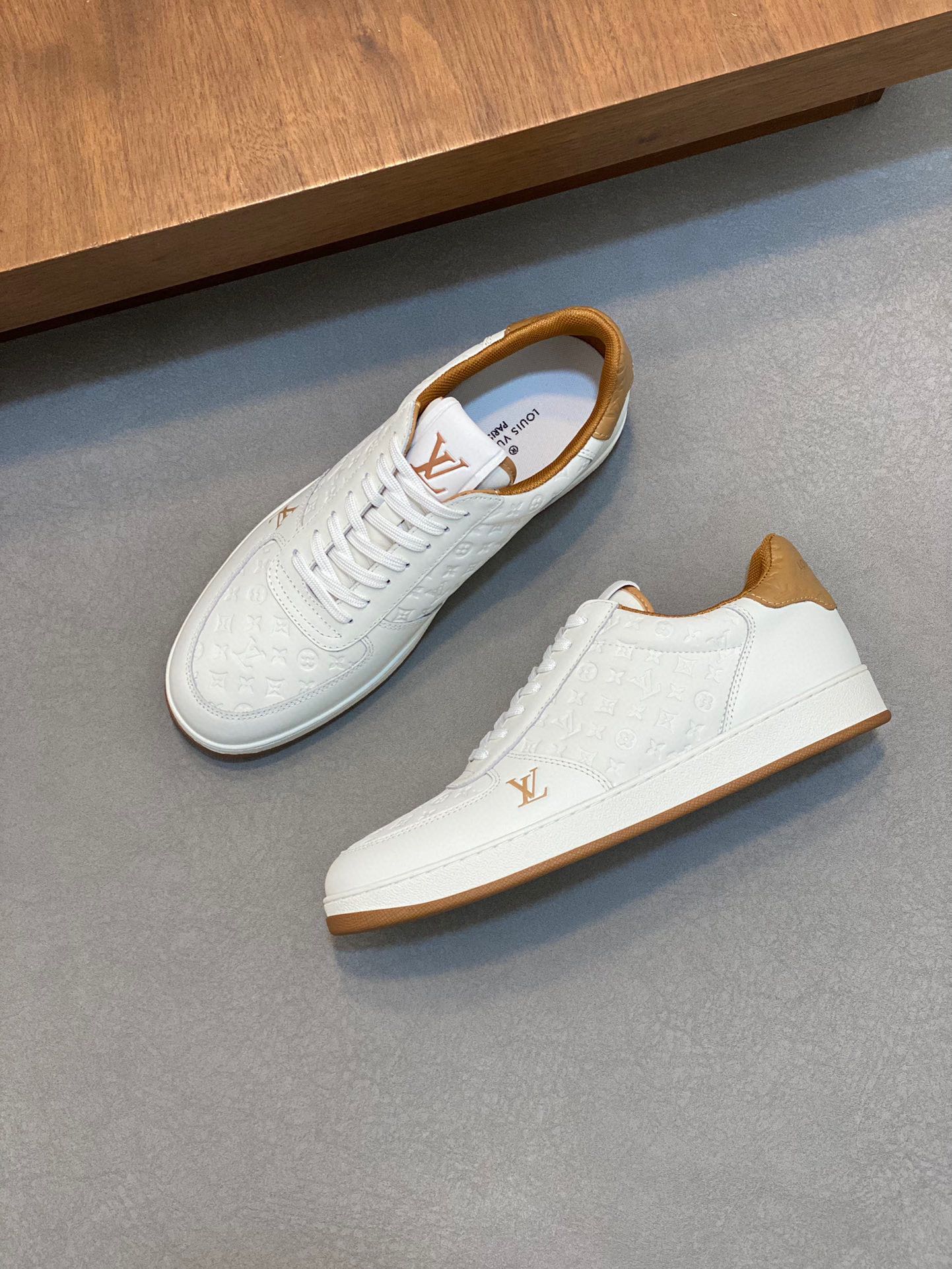 P800 LV -Upper: Napa calf leather, high frequency brand logo -Lining: high elasticity canvas cloth Pi breathable mesh cushion foot -Outsole: comfortable 🌲 TPU 🌲 molding outsole -Ultra-high quality control -Fine workmanship: highlights (high end - nobility - grade) -Size : 38-44 (45 can be customized) -High imitation bags