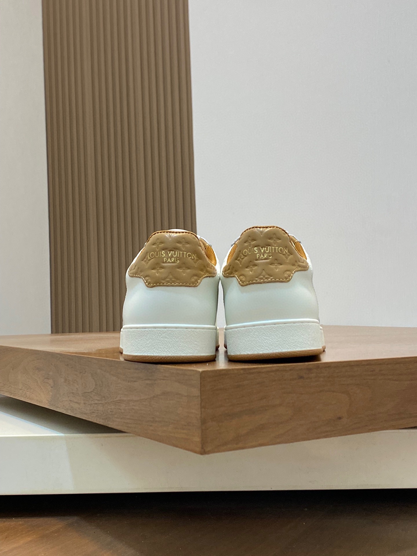 P800 LV -Upper: Napa calf leather, high frequency brand logo -Lining: high elasticity canvas cloth Pi breathable mesh cushion foot -Outsole: comfortable 🌲 TPU 🌲 molding outsole -Ultra-high quality control -Fine workmanship: highlights (high end - nobility - grade) -Size : 38-44 (45 can be customized) -High imitation bags