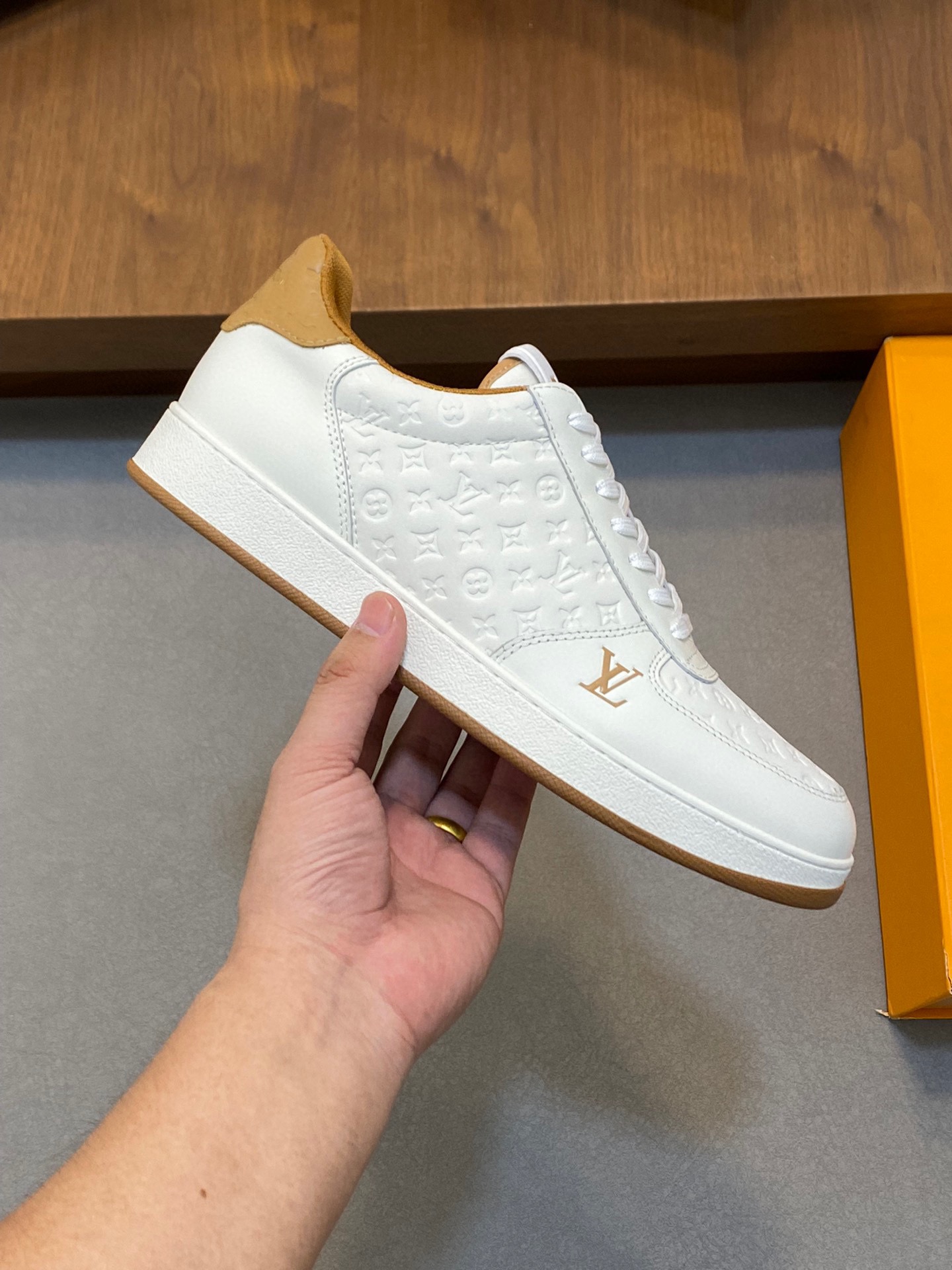 P800 LV -Upper: Napa calf leather, high frequency brand logo -Lining: high elasticity canvas cloth Pi breathable mesh cushion foot -Outsole: comfortable 🌲 TPU 🌲 molding outsole -Ultra-high quality control -Fine workmanship: highlights (high end - nobility - grade) -Size : 38-44 (45 can be customized) -High imitation bags