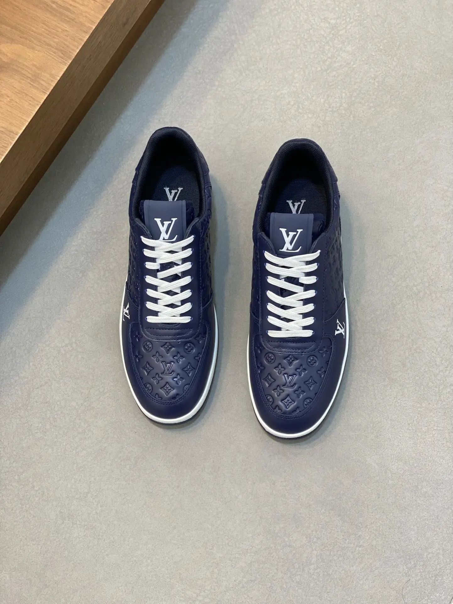 P800 LV 
  
-鞋面：纳帕小牛皮、高周波品牌logo
-内里：高弹力帆布布匹透气网布垫脚
-大底：舒适🌲TPU🌲成型大底
-超高品控·做工精细：凸显(高端·贵气·档次)
-Size ：38-44（45可订做)-高仿包包