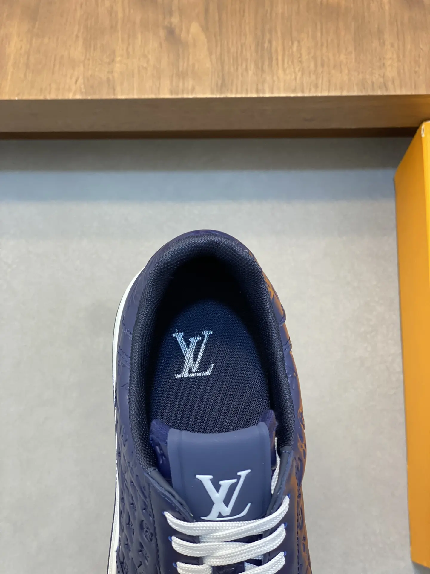 图片[7]-P800 LV 
  
-鞋面：纳帕小牛皮、高周波品牌logo
-内里：高弹力帆布布匹透气网布垫脚
-大底：舒适🌲TPU🌲成型大底
-超高品控·做工精细：凸显(高端·贵气·档次)
-Size ：38-44（45可订做)-高仿包包