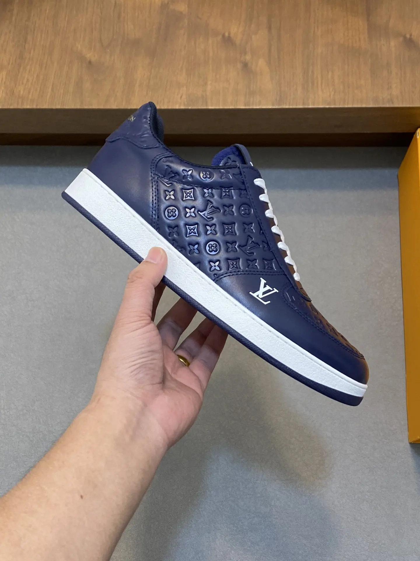 图片[4]-P800 LV 
  
-鞋面：纳帕小牛皮、高周波品牌logo
-内里：高弹力帆布布匹透气网布垫脚
-大底：舒适🌲TPU🌲成型大底
-超高品控·做工精细：凸显(高端·贵气·档次)
-Size ：38-44（45可订做)-高仿包包