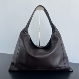 BV Hop Shoulder Bag 803976 🎈 No weave Hop bag is hereBV Hop Shoulder Bag 803976 🎈 No woven Hop bag is here ~ the overall bag type lazy and casual hand carry with a sense of effortless chic [fireworks] Using silky calf leather soft and contour every angle can show the bag design sense of capacity large enough to fit all to meet all the needs of the commute and travel properly all-round bag like minimalist and comfortable and A must-have for the chic lady who loves minimalism, comfort and spontaneity!Size: 54x24x13 P2760