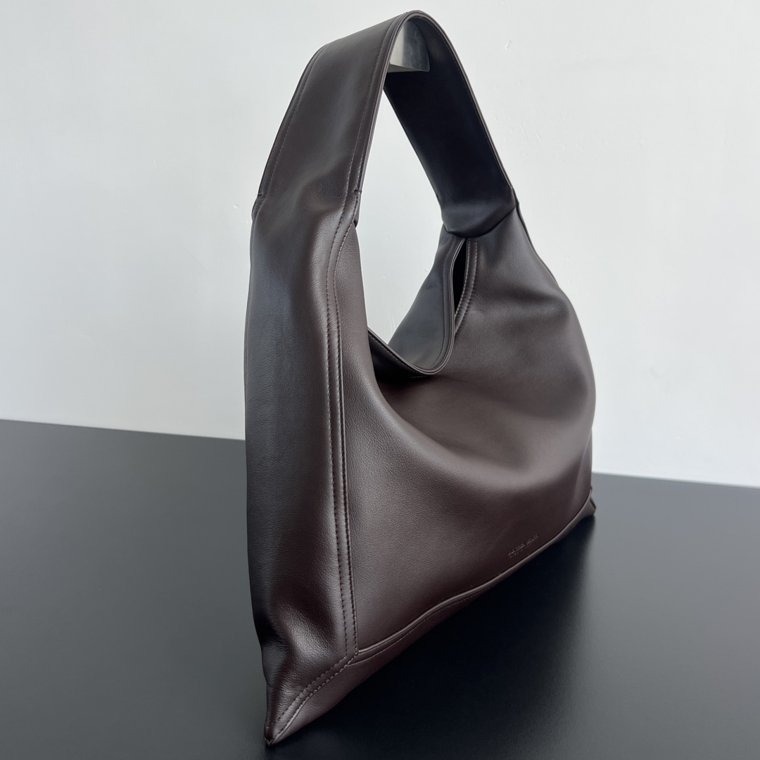 BV Hop Shoulder Bag 803977 🎈 No weave Hop bag is hereBV Hop Shoulder Bag 803977 🎈 No woven Hop bag is here ~ the overall bag type lazy and casual hand carry with a sense of effortless chic [fireworks] Using silky calfskin leather soft and contouring every angle can show the bag design sense of the capacity to fit all to meet all the needs of the commute and travel proper all-round bag like minimalist and comfortable and A must-have for the chic lady who loves minimalism, comfort and spontaneity!Size: 46x21x10 P2560