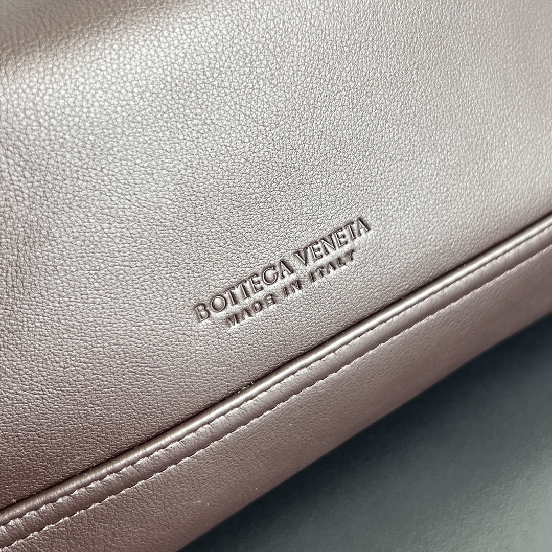 BV Hop Shoulder Bag 803977 🎈 No weave Hop bag is hereBV Hop Shoulder Bag 803977 🎈 No woven Hop bag is here ~ the overall bag type lazy and casual hand carry with a sense of effortless chic [fireworks] Using silky calfskin leather soft and contouring every angle can show the bag design sense of the capacity to fit all to meet all the needs of the commute and travel proper all-round bag like minimalist and comfortable and A must-have for the chic lady who loves minimalism, comfort and spontaneity!Size: 46x21x10 P2560