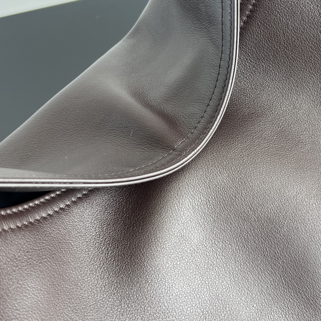 BV Hop Shoulder Bag 803977 🎈 No weave Hop bag is hereBV Hop Shoulder Bag 803977 🎈 No woven Hop bag is here ~ the overall bag type lazy and casual hand carry with a sense of effortless chic [fireworks] Using silky calfskin leather soft and contouring every angle can show the bag design sense of the capacity to fit all to meet all the needs of the commute and travel proper all-round bag like minimalist and comfortable and A must-have for the chic lady who loves minimalism, comfort and spontaneity!Size: 46x21x10 P2560
