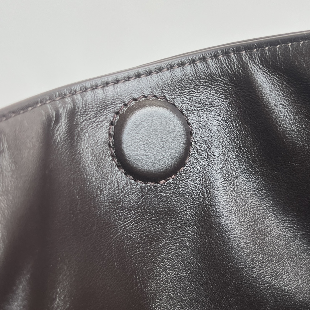 BV Hop Shoulder Bag 803977 🎈 No weave Hop bag is hereBV Hop Shoulder Bag 803977 🎈 No woven Hop bag is here ~ the overall bag type lazy and casual hand carry with a sense of effortless chic [fireworks] Using silky calfskin leather soft and contouring every angle can show the bag design sense of the capacity to fit all to meet all the needs of the commute and travel proper all-round bag like minimalist and comfortable and A must-have for the chic lady who loves minimalism, comfort and spontaneity!Size: 46x21x10 P2560
