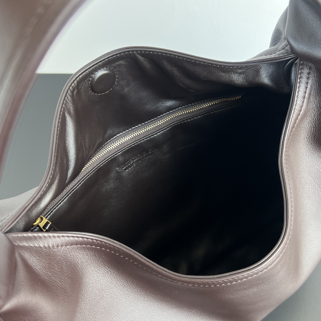 BV Hop Shoulder Bag 803977 🎈 No weave Hop bag is hereBV Hop Shoulder Bag 803977 🎈 No woven Hop bag is here ~ the overall bag type lazy and casual hand carry with a sense of effortless chic [fireworks] Using silky calfskin leather soft and contouring every angle can show the bag design sense of the capacity to fit all to meet all the needs of the commute and travel proper all-round bag like minimalist and comfortable and A must-have for the chic lady who loves minimalism, comfort and spontaneity!Size: 46x21x10 P2560
