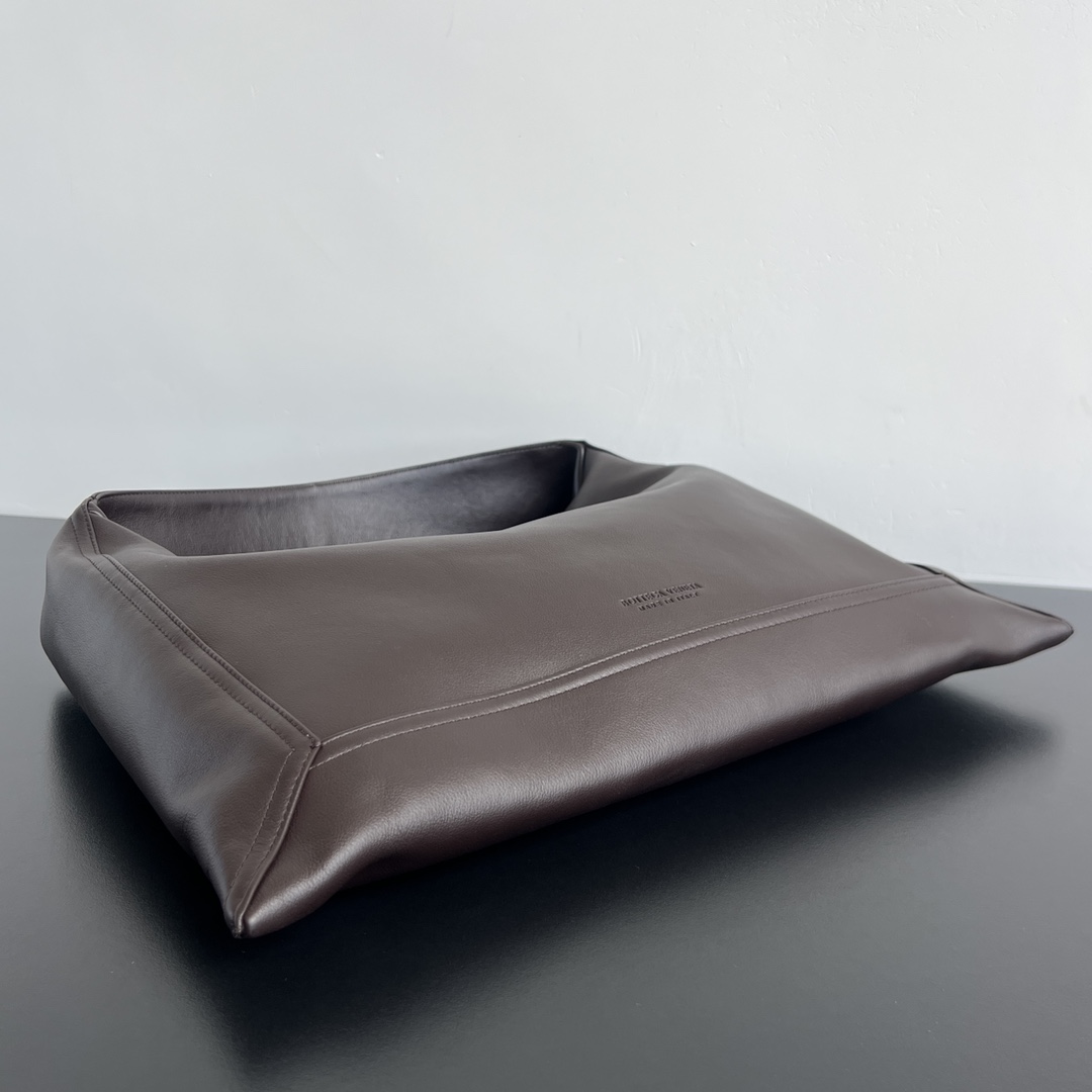 BV Hop Shoulder Bag 803977 🎈 No weave Hop bag is hereBV Hop Shoulder Bag 803977 🎈 No woven Hop bag is here ~ the overall bag type lazy and casual hand carry with a sense of effortless chic [fireworks] Using silky calfskin leather soft and contouring every angle can show the bag design sense of the capacity to fit all to meet all the needs of the commute and travel proper all-round bag like minimalist and comfortable and A must-have for the chic lady who loves minimalism, comfort and spontaneity!Size: 46x21x10 P2560