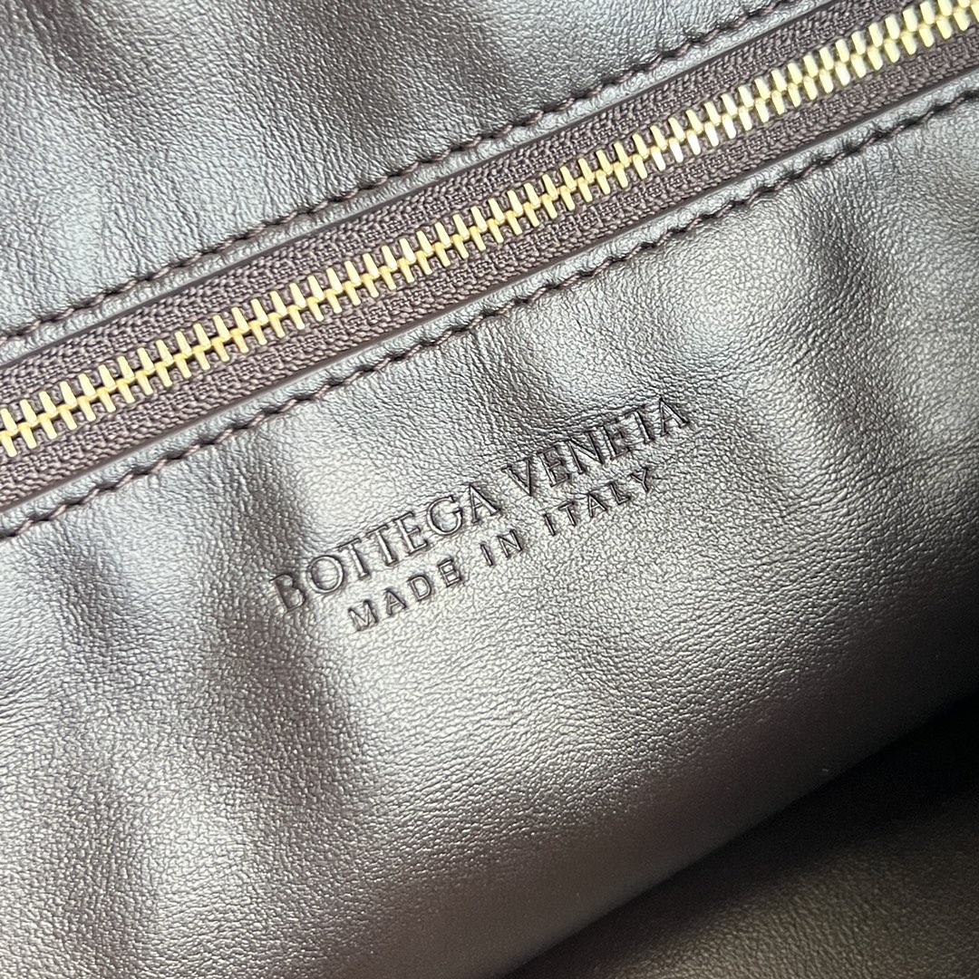 BV Hop Shoulder Bag 803977 🎈 No weave Hop bag is hereBV Hop Shoulder Bag 803977 🎈 No woven Hop bag is here ~ the overall bag type lazy and casual hand carry with a sense of effortless chic [fireworks] Using silky calfskin leather soft and contouring every angle can show the bag design sense of the capacity to fit all to meet all the needs of the commute and travel proper all-round bag like minimalist and comfortable and A must-have for the chic lady who loves minimalism, comfort and spontaneity!Size: 46x21x10 P2560