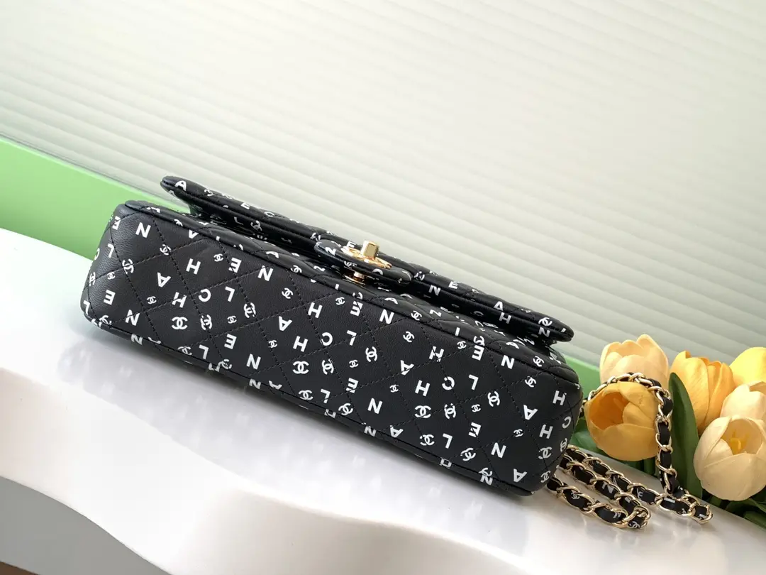 Picture [4]-CHANEL black letter print CF25 The more you look at it, the more exquisite wow! Unique print design and elegant shape is also too able to attract the attention of la ~ black bag surface full of printing with the unique monogram Create a fashionable and gorgeous effect Mimi and then with the gold embellishment more durable la ~ like this luxury charm! Size 15.5-25.5-6.5 with packaging-high imitation bags